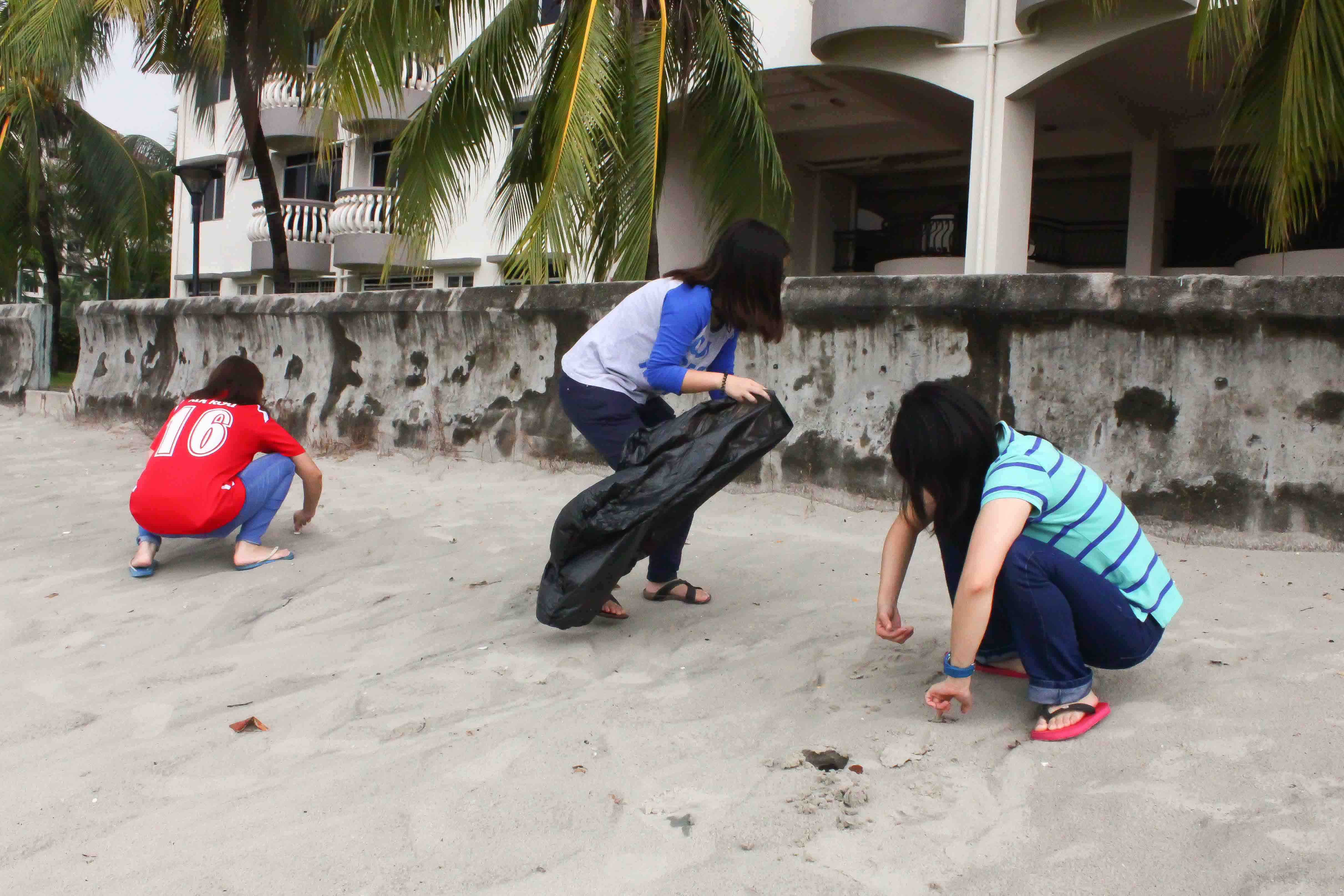 假日清理沙滩不偷懒 大学生用行动「说」我爱国家