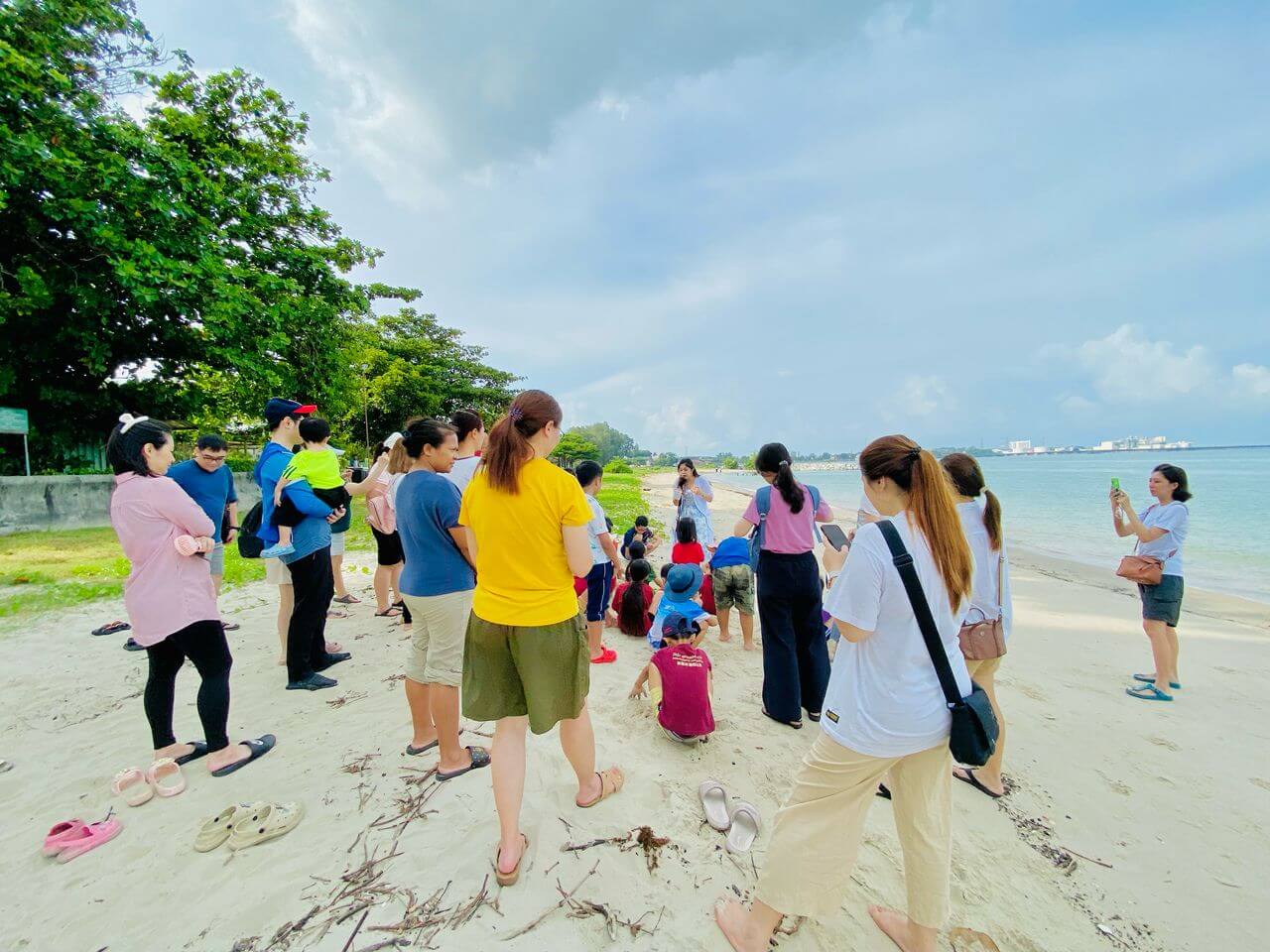 今天参加完教会银河水教师为二代在波德申海边办的净滩活动，回程车上，孩子们的爹问孩子们⋯ 爸：今天参加完活动，有什么体会呀？ T宝：觉得（总会长）牧师很厉害！ D宝：对呀，牧师都能透过各种大自然状况知道 神要做什么，超厉害。不过我想这也是因为牧师真的很爱 神，愿意为了 神将神所创的大自然打扫干净，所以才能这么神灵。 听着D宝的体会，我心想「是啊！真的首先一定要是爱呀！」